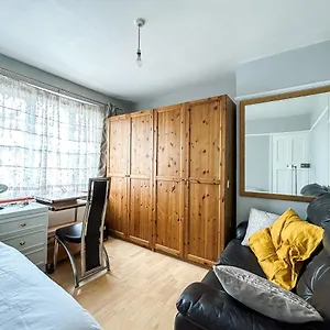Spacious Double Bedroom In Shooters Hill London